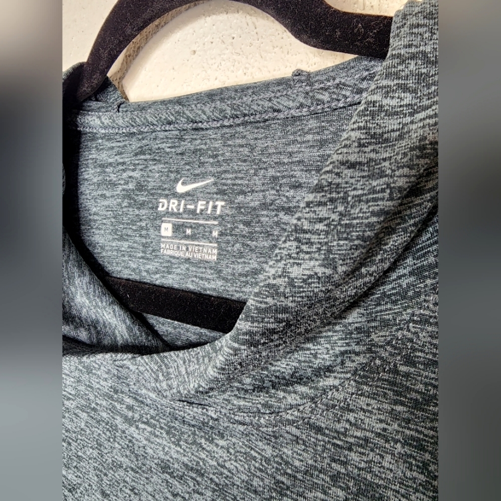 Nike Dri Fit Women's Lightweight Hoodie/Pullover, Medium - Picture 4 of 4